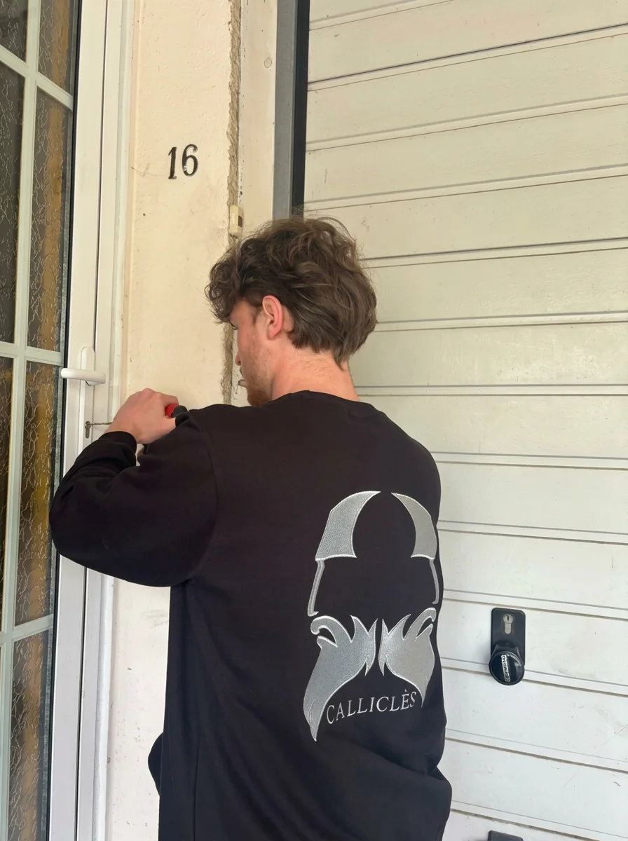 Artisan Calliclès intervenant sur une porte